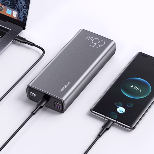 پاوربانک یوسمز مدل CD185 با ظرفیت 30000 میلی‌آمپر و توان 65 وات، مجهز به سه پورت خروجی و شارژ سریع PD و QC. همراه با کابل تایپ‌سی 100 وات و نمایشگر دیجیتال.